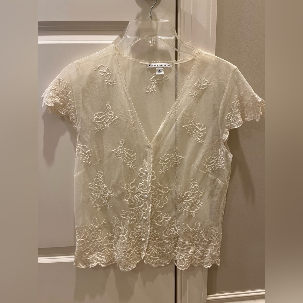 Banana Republic Size Medium cream sheer button up blouse